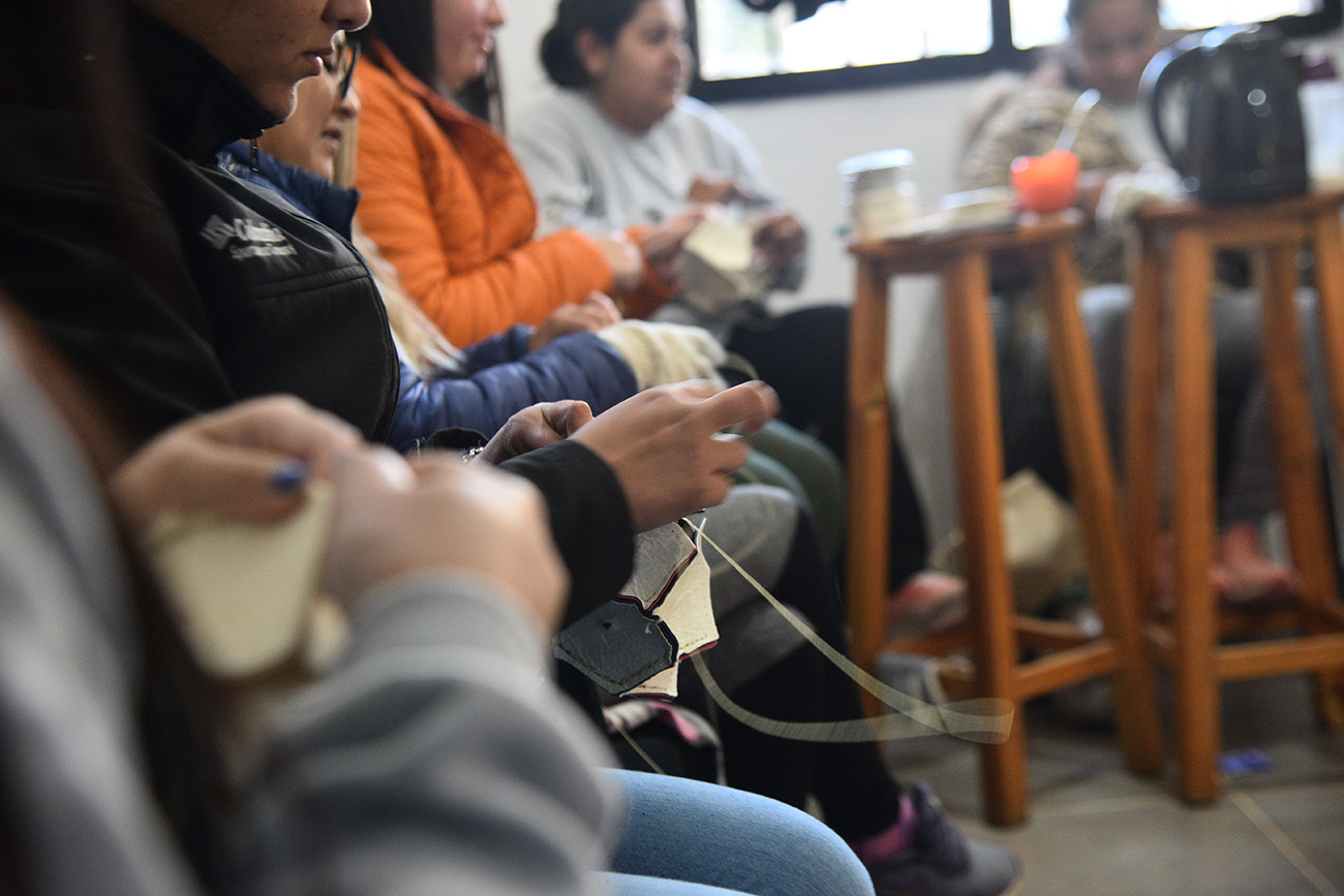 Trabajo en equipo. Los integrantes de la cooperativa cosen los parches para luego armar las pelotas (Pedro Castillo/La Voz).