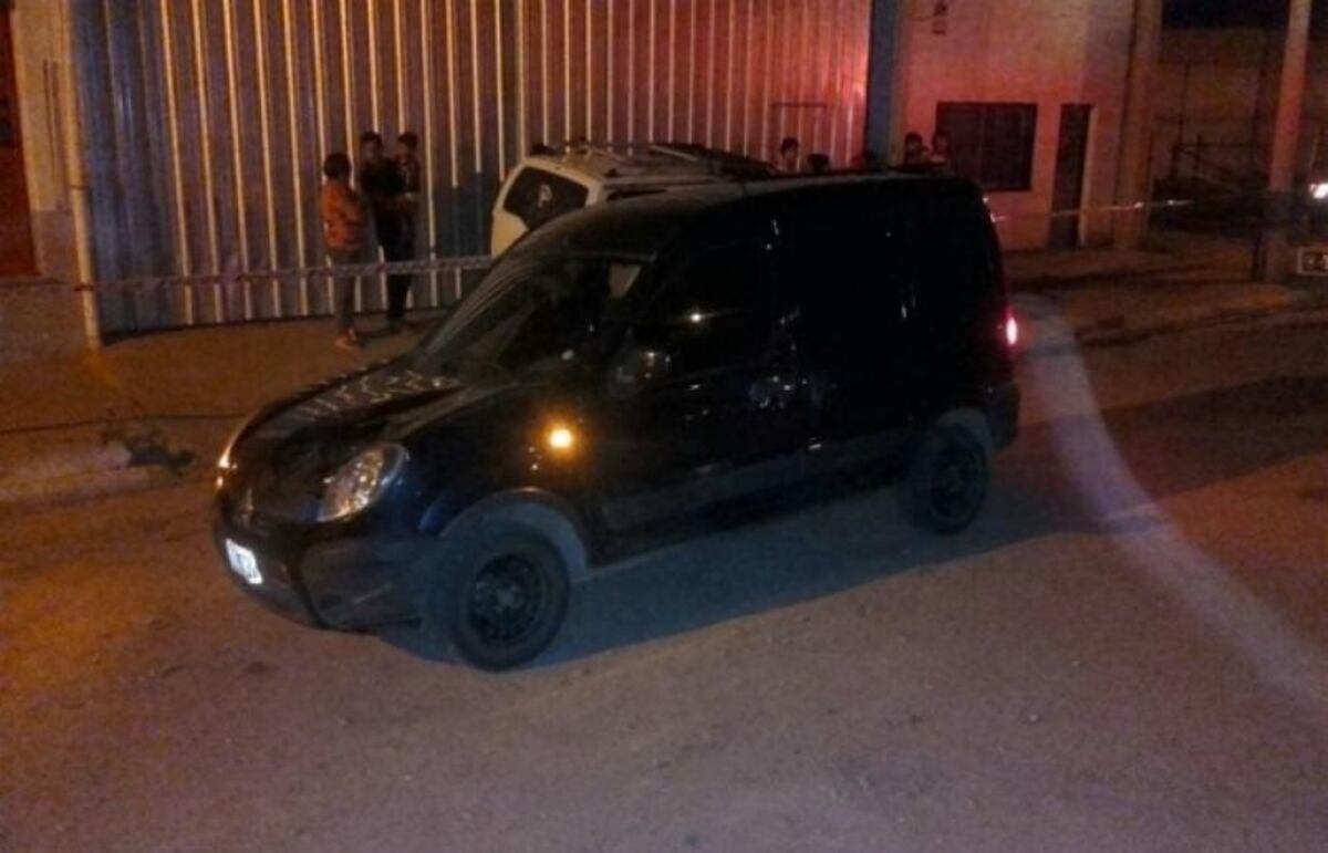 Vehículo. La Kangoo se detuvo aproximadamente a unos 100 metros de donde sucedió todo. (La Voz / Archivo)