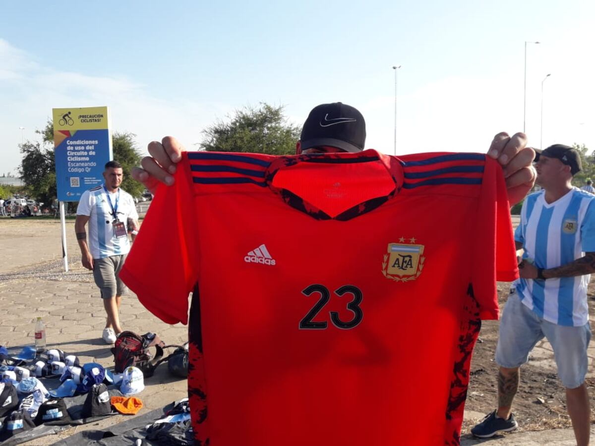 Locura por "Dibu" Martínez en Córdoba. (Foto: La Voz)