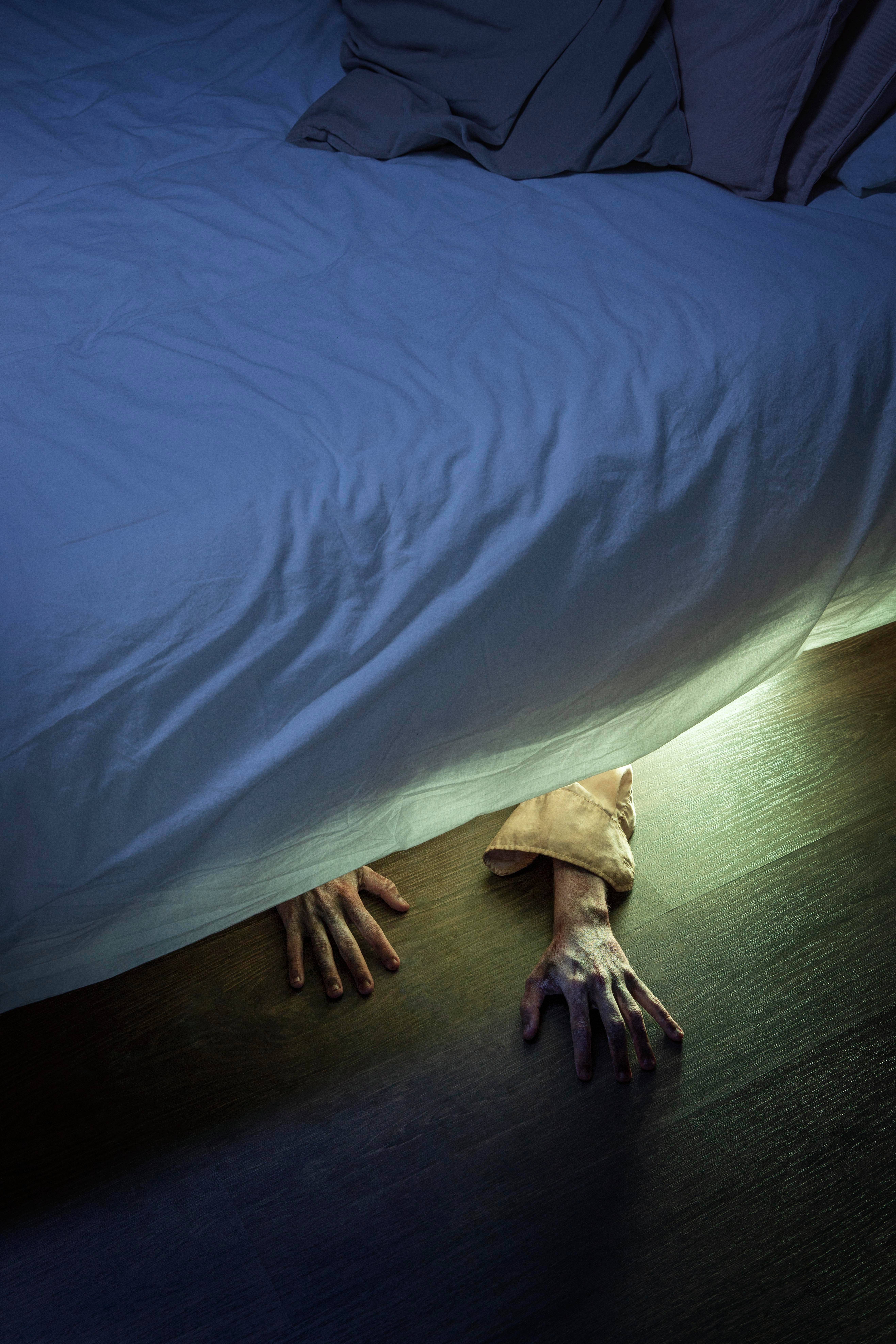 Mantener el espacio debajo de la cama libre de objetos inapropiados mejora la organización del hogar, pero también la calidad del descanso y la energía personal. (Freepik)