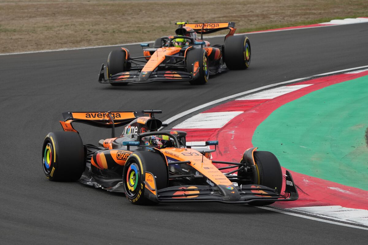 Los McLaren, el auto a vencer en Arabia Saudita este fin de semana. (AP)