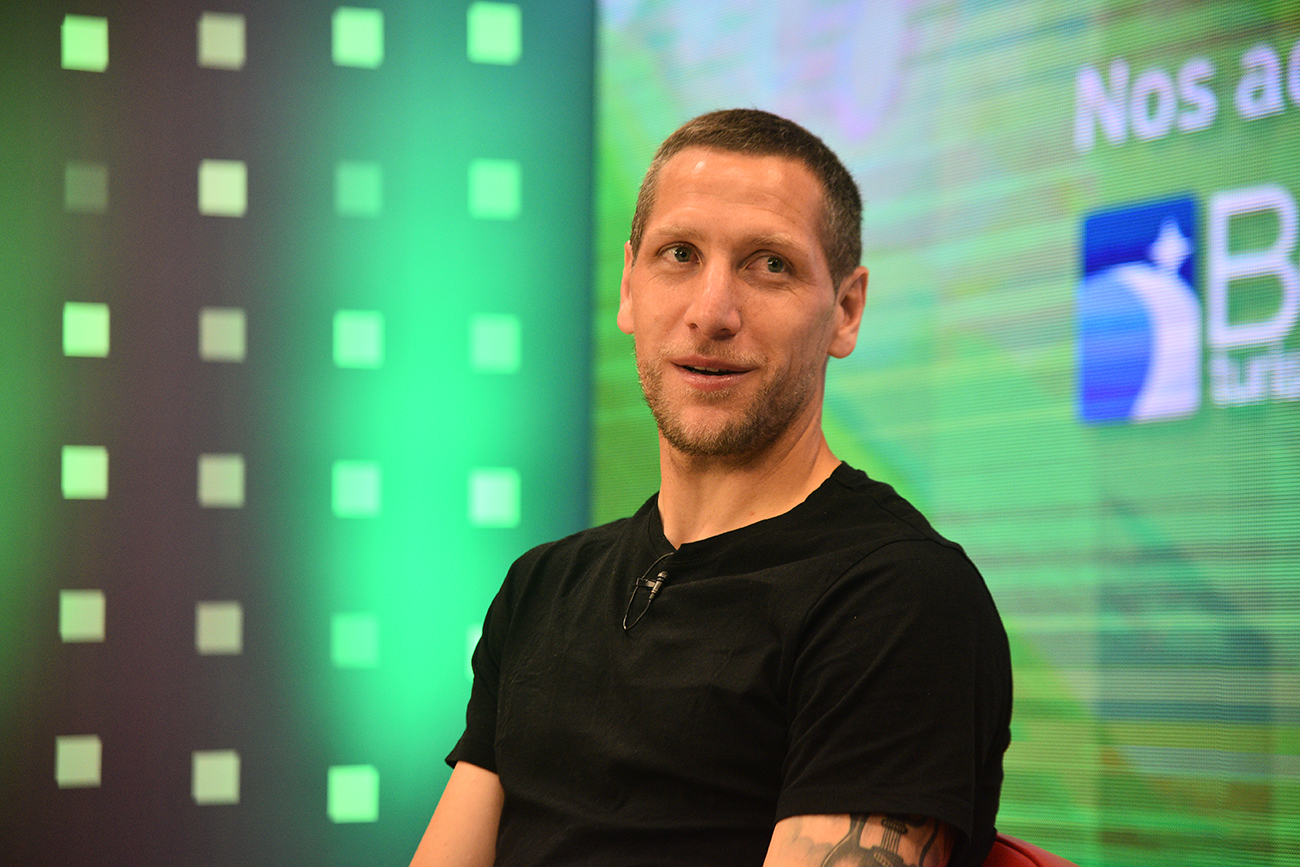 Luciano Aued, jugador de Instituto, para grabar el pódcast Mundo Gloria. Foto Pedro Castillo