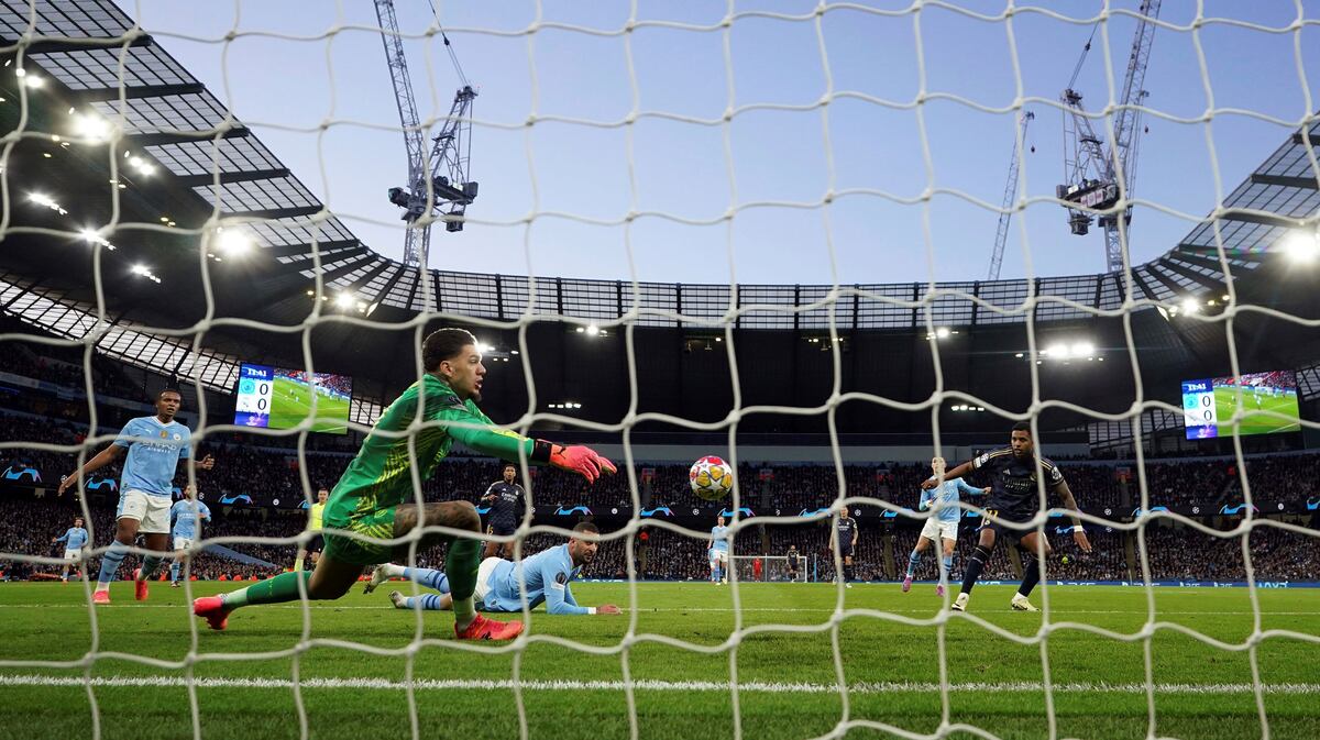 Rodrygo vence a Emerson para marcar el 1-0 de Real Madrid ante Manchester City. (AP)