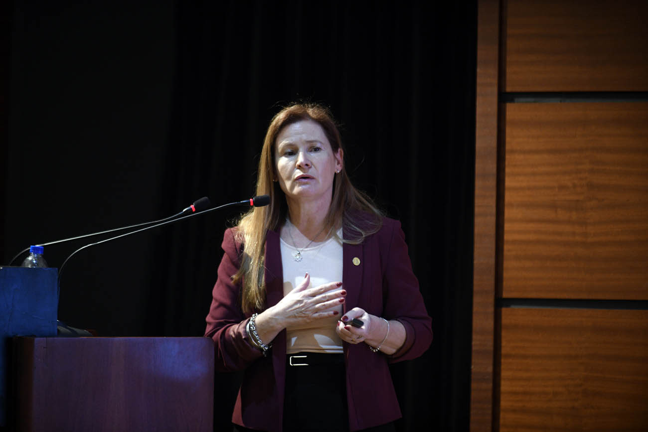 Silvina Fiant. Coyuntura y Agro 2025 en el Auditorio de La Voz. Una mirada política y económica (Ramiro Pereyra/La Voz)