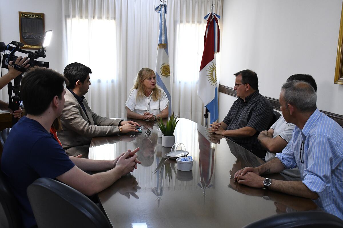 Campus UNRC. Martín Barbosa con autoridades universitarias y otros profesores (Gentileza UNRC).