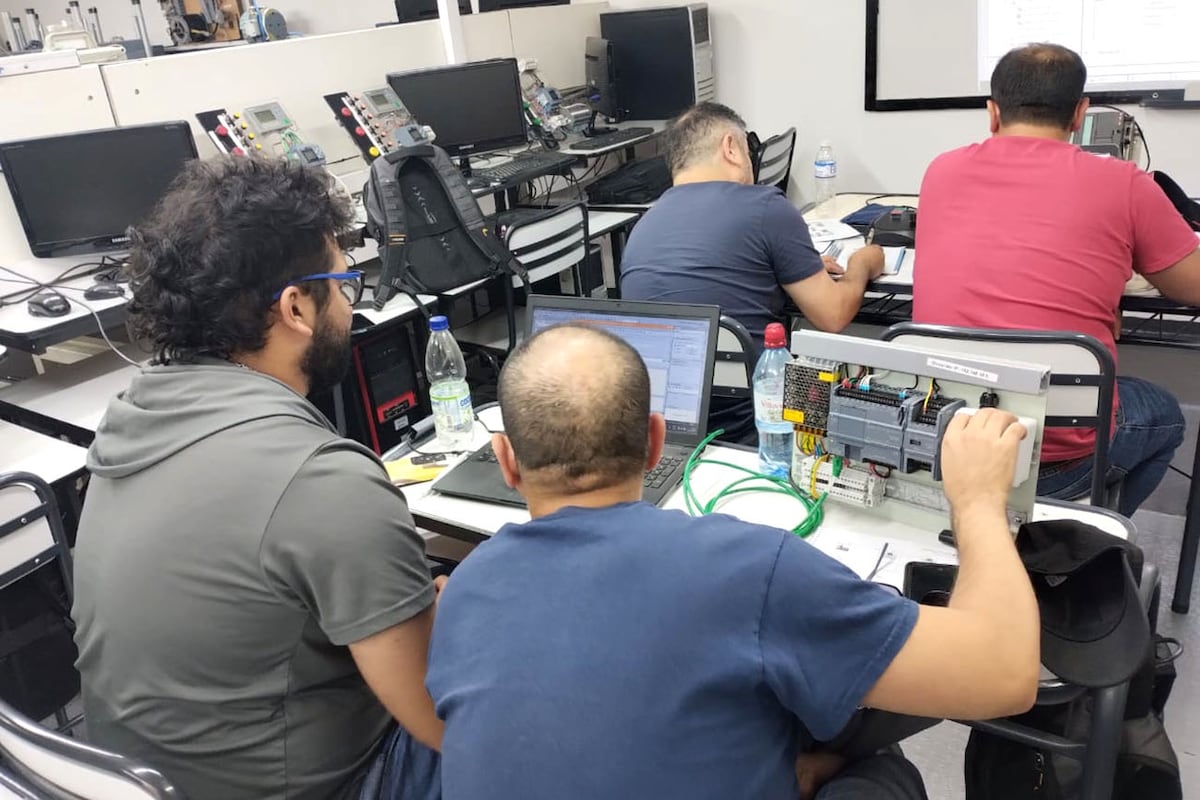 Los equipos demo incluyen todo el hardware necesario para que los cursantes desarrollen las competencias requeridas por las industrias.