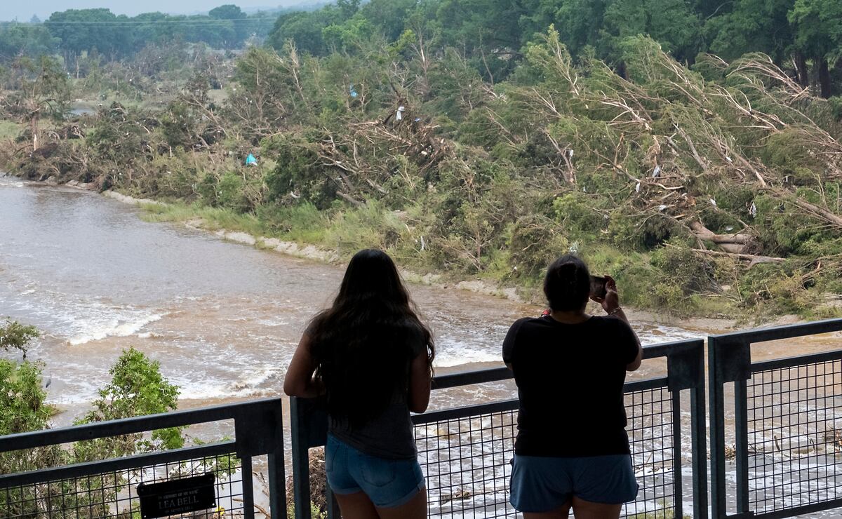 Gente mira los daños de una inundación reciente a lo largo del río Guadalupe, el domingo 6 de julio de 2025 en Kerrville, Texas. (AP Foto/Rodolfo Gonzalez)