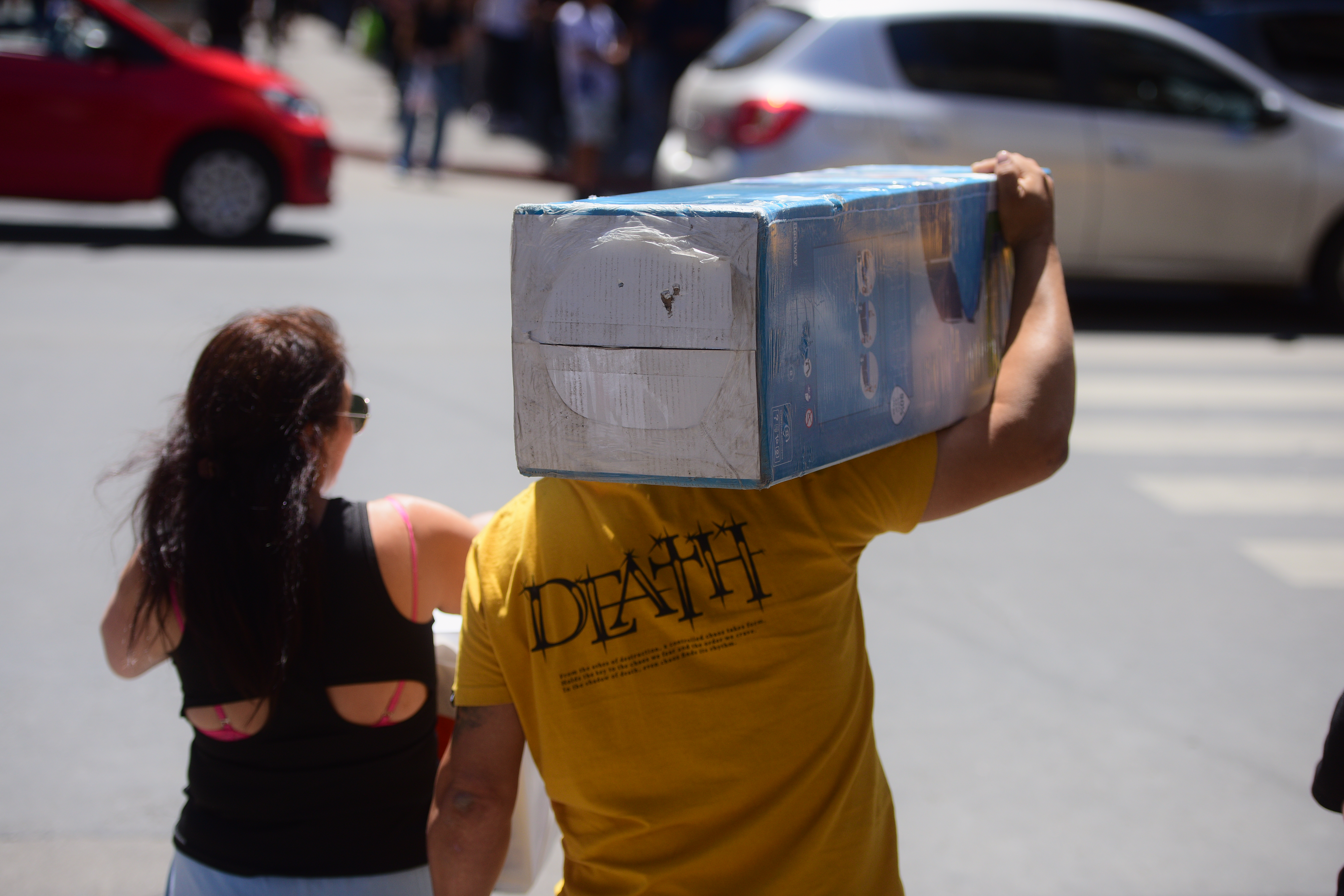 Mucha gente en la peatonal del centro en la previa del día de la madre. (José Gabriel Hernández / La Voz)