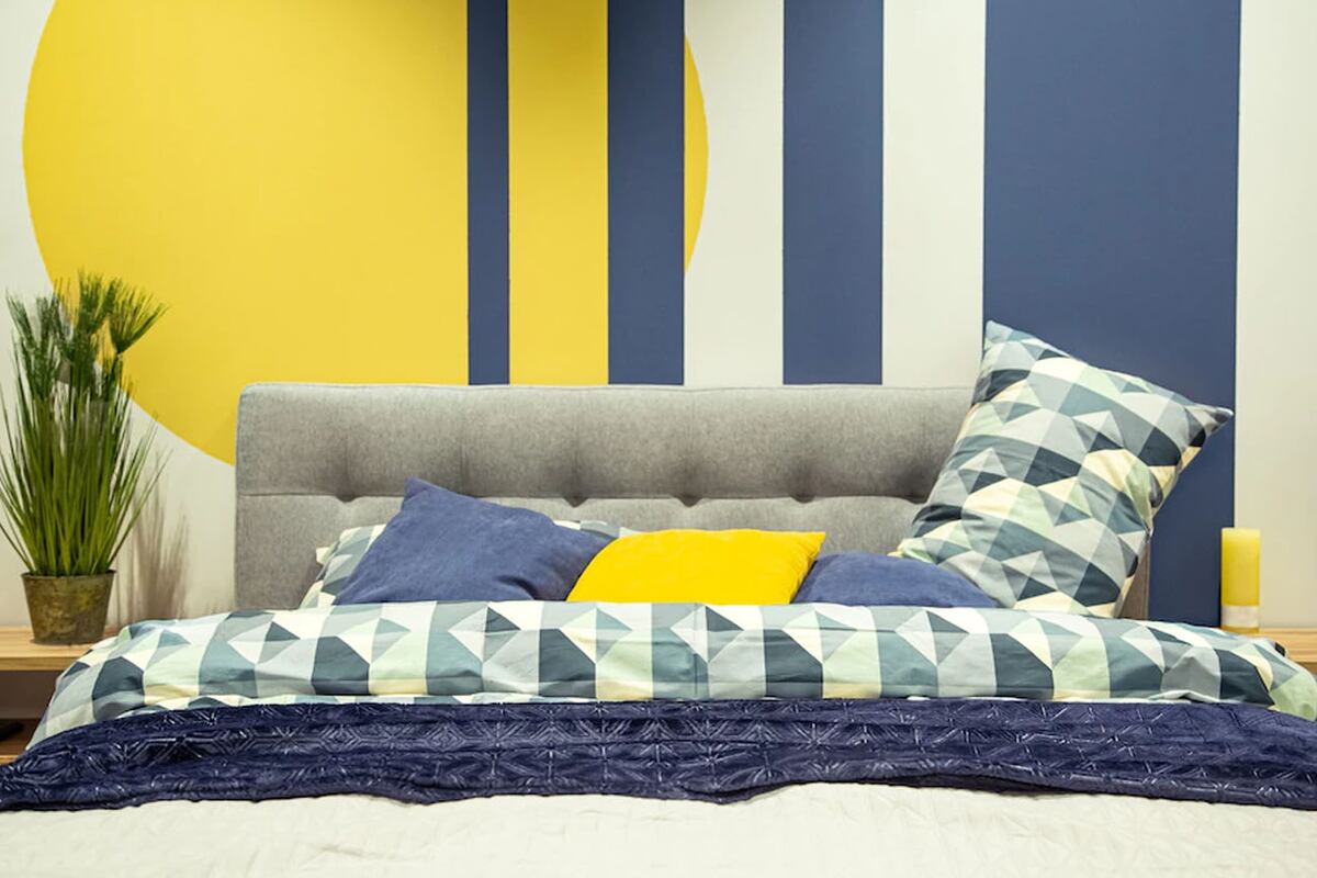 La decoración del dormitorio da libertad para que el dueño pueda plasmar toda su esencia, pasiones y gustos. (Freepik)