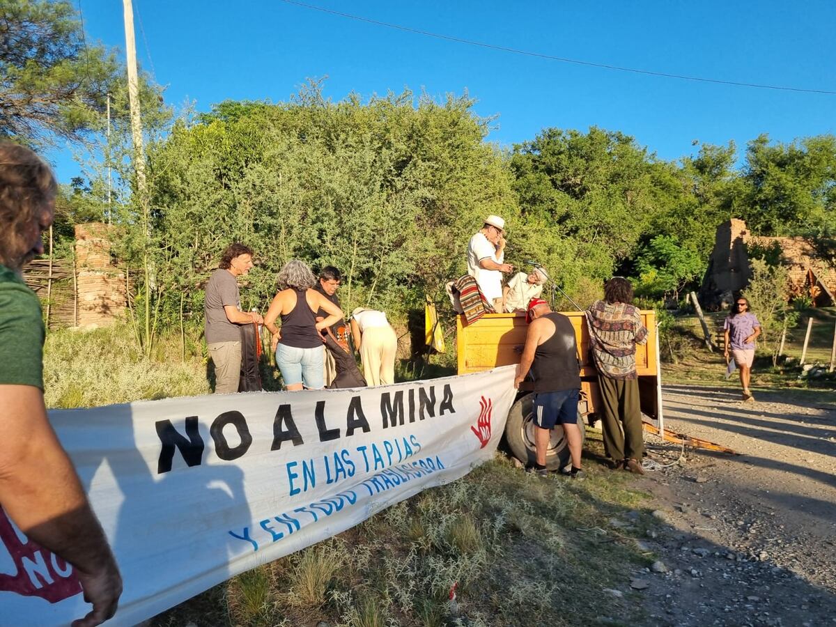 Una de las movilizaciones de vecinos en el acceso al predio de la mina en Las Tapias.
