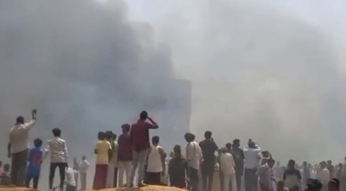 El avión del vuelo AI-171 de Air India chocó cayó sobre una facultad de medicina en Ahmedabad, Gujarat, India. (Foto: AP)