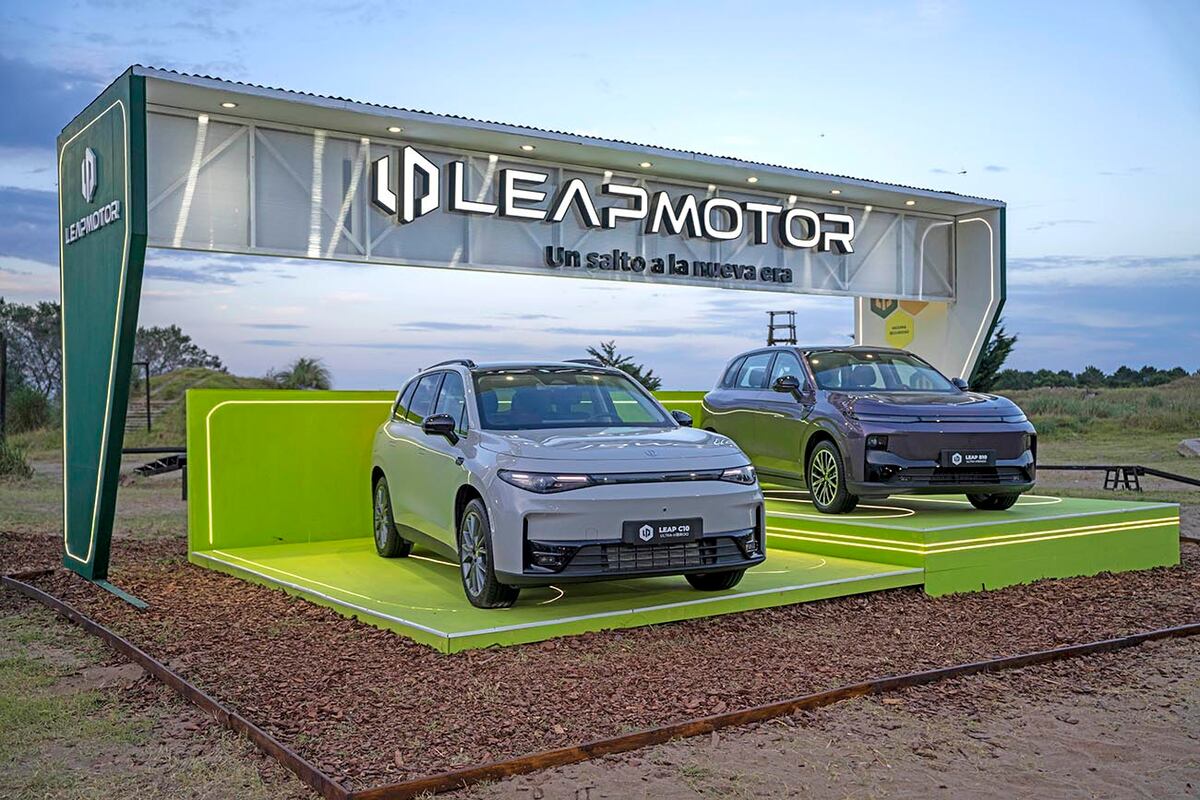 El C10: Es una SUV del Segmento D (mediano), con tecnología híbrida y enchufable. La marca declara una autonomía eléctrica de 150 kilómetros y un alcance total de 1.000 kilómetros.