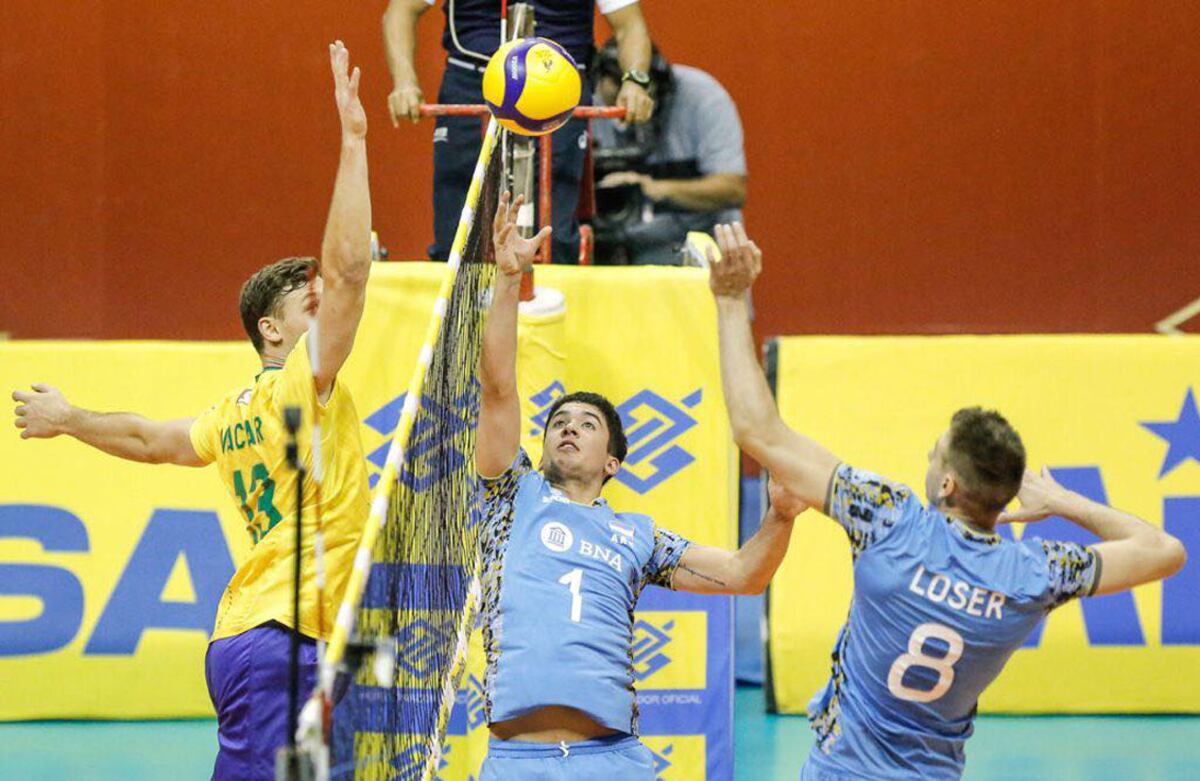 En la final del Sudamericano de Vóley, Argentina no pudo repetir lo hecho en Tokio cuando ganó el bronce frente a Brasil. (Prensa Feva)