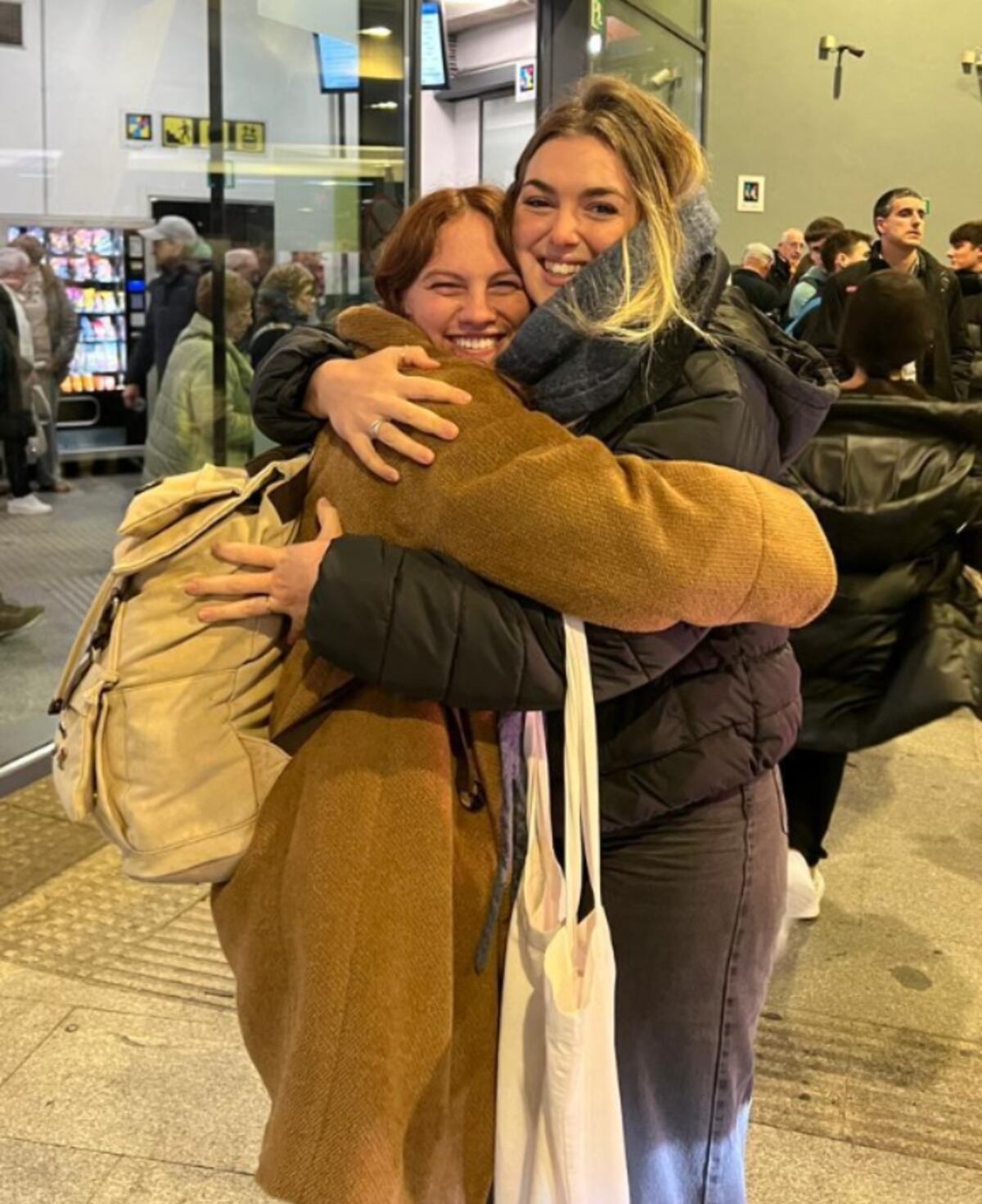 Maia y su amiga Juana, en el aeropuerto, en uno de sus reencuentros. (Gentileza)
