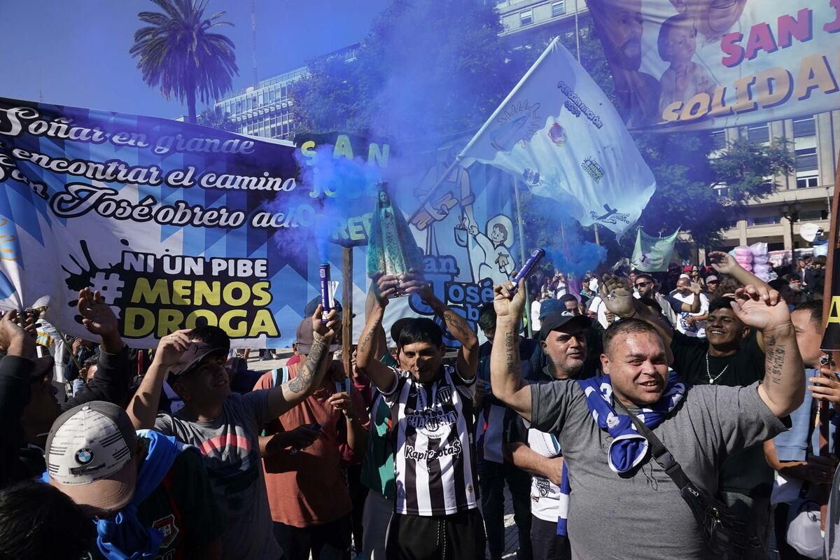 Buenos Aires. Cientos de personas despidieron al Papa en inmediaciones de la Plaza de Mayo (Clarín).