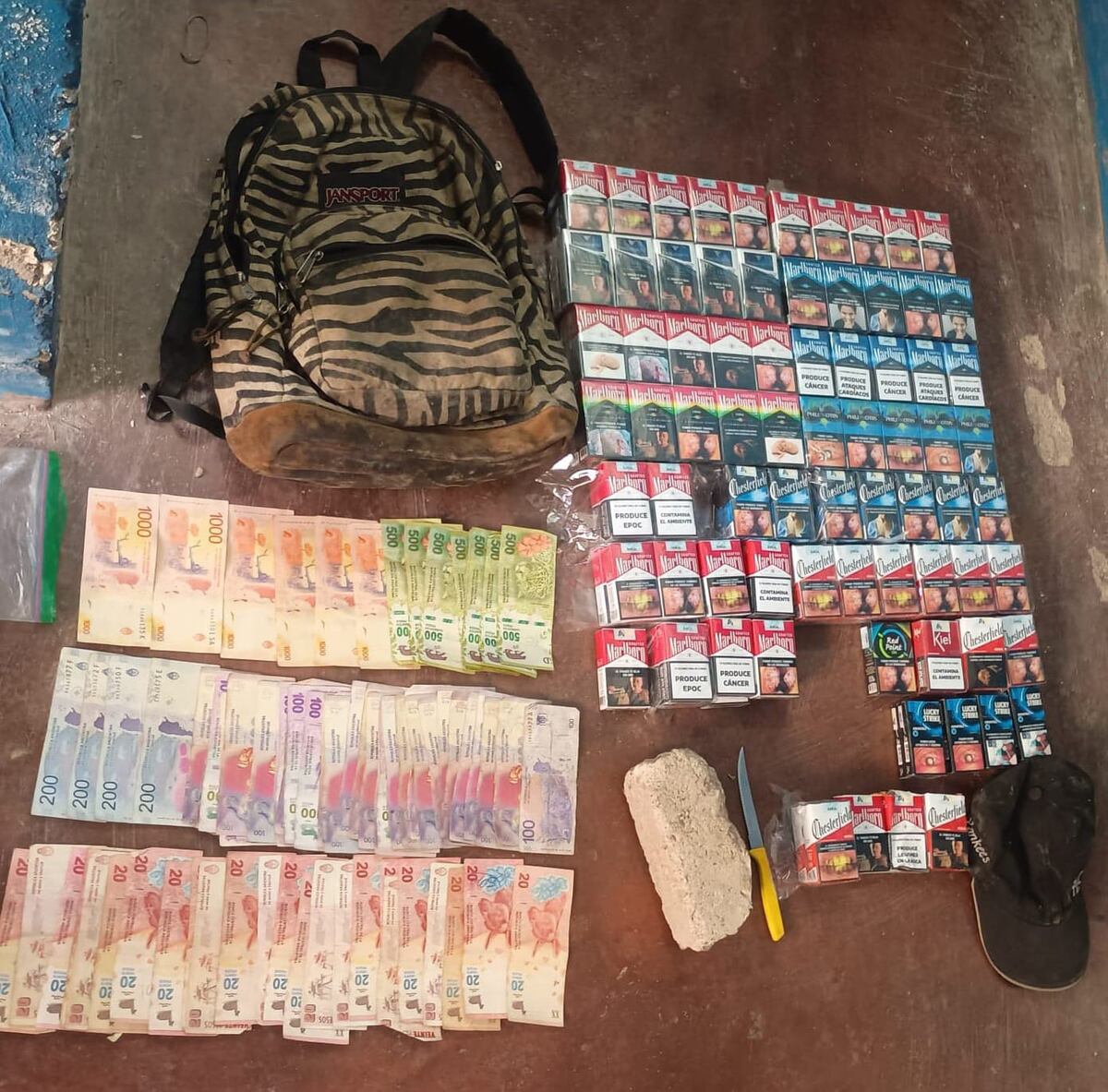 Llevaban más de 100 etiquetas de cigarrillos robadas de un comercio y dinero en efectivo. (Policía de Córdoba)