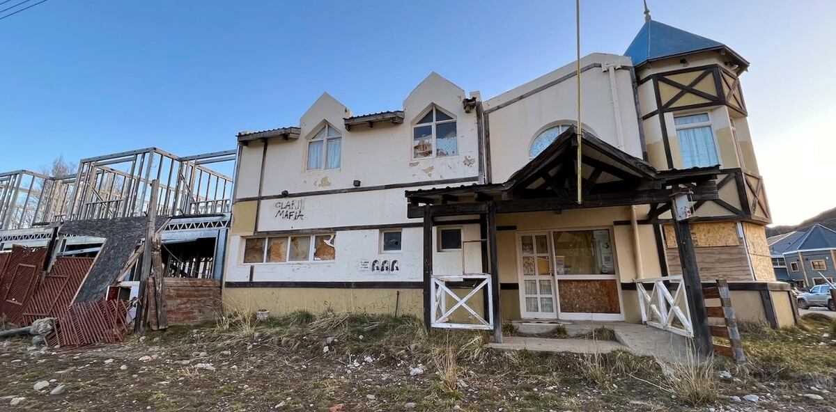 El hotel de los Kirchner La Aldea en El Chaltén que está ocupado ilegalmente. Foto Opi Santa Cruz.