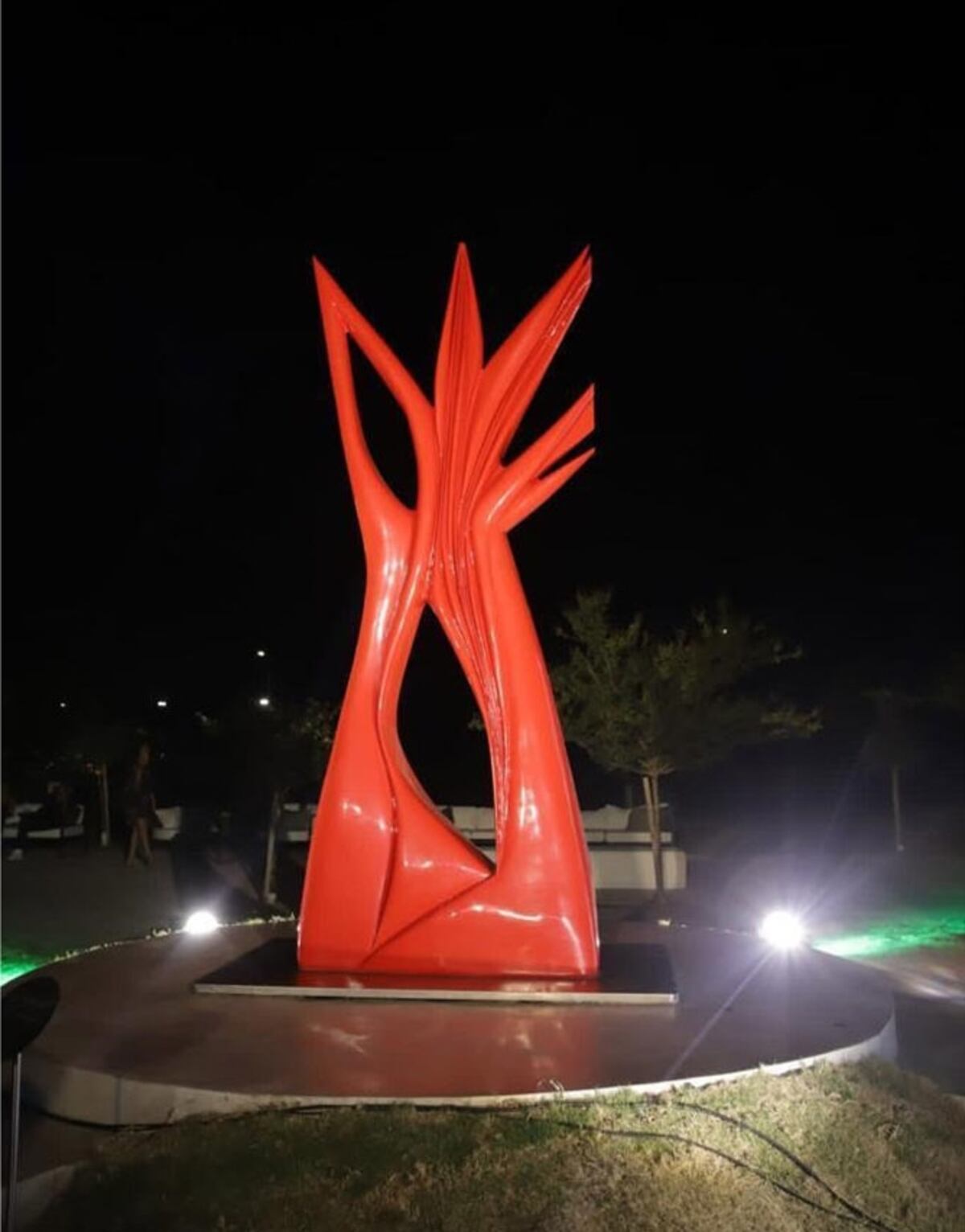 Il Fiore, escultura del artista uruguayo Pablo Atchugarry, se encuentra ahora en el campus de la Universidad Siglo 21. (La Voz)
