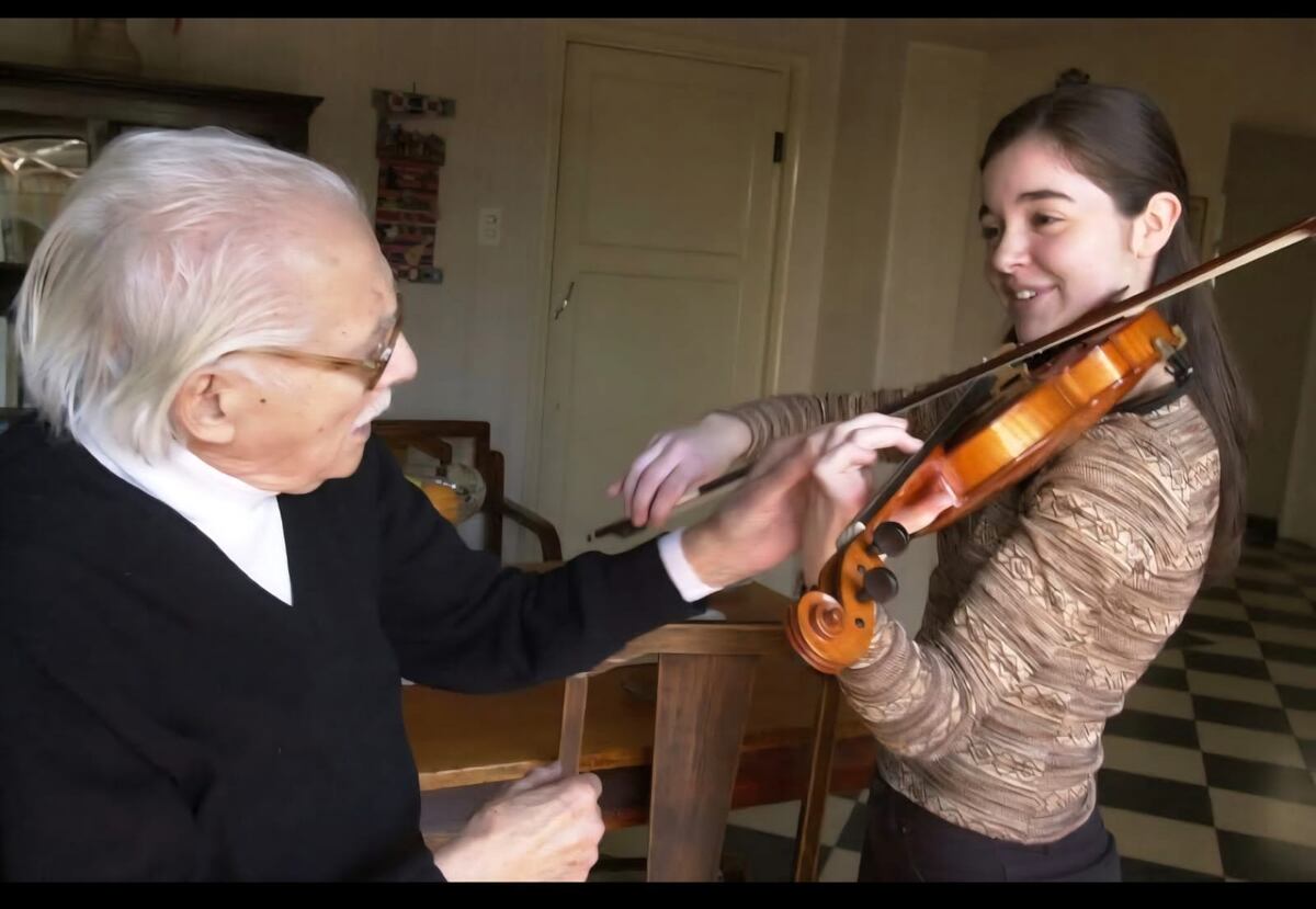 Lucía a sus 15 años, junto a su maestro Humberto Carfi. (Gentileza)