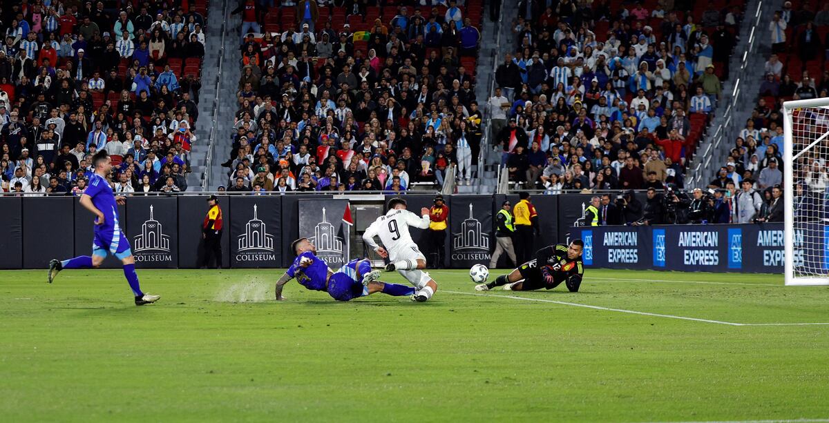 Walter Benítez, arquero de Argentina, dio rebote para el gol de Ugalde de Costa Rica. (AP)