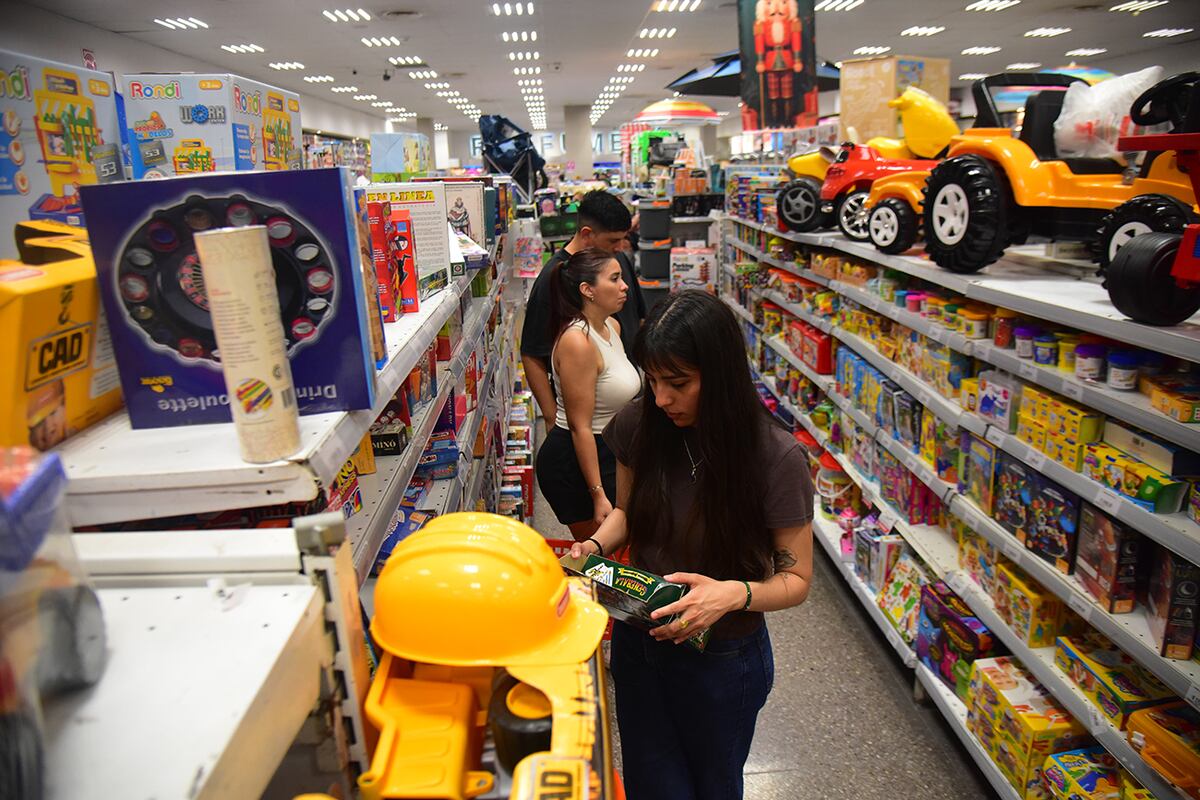 Ventas de juguetes para la Navidad en la ciudad de Córdoba. (Pedro Castillo / La Voz)