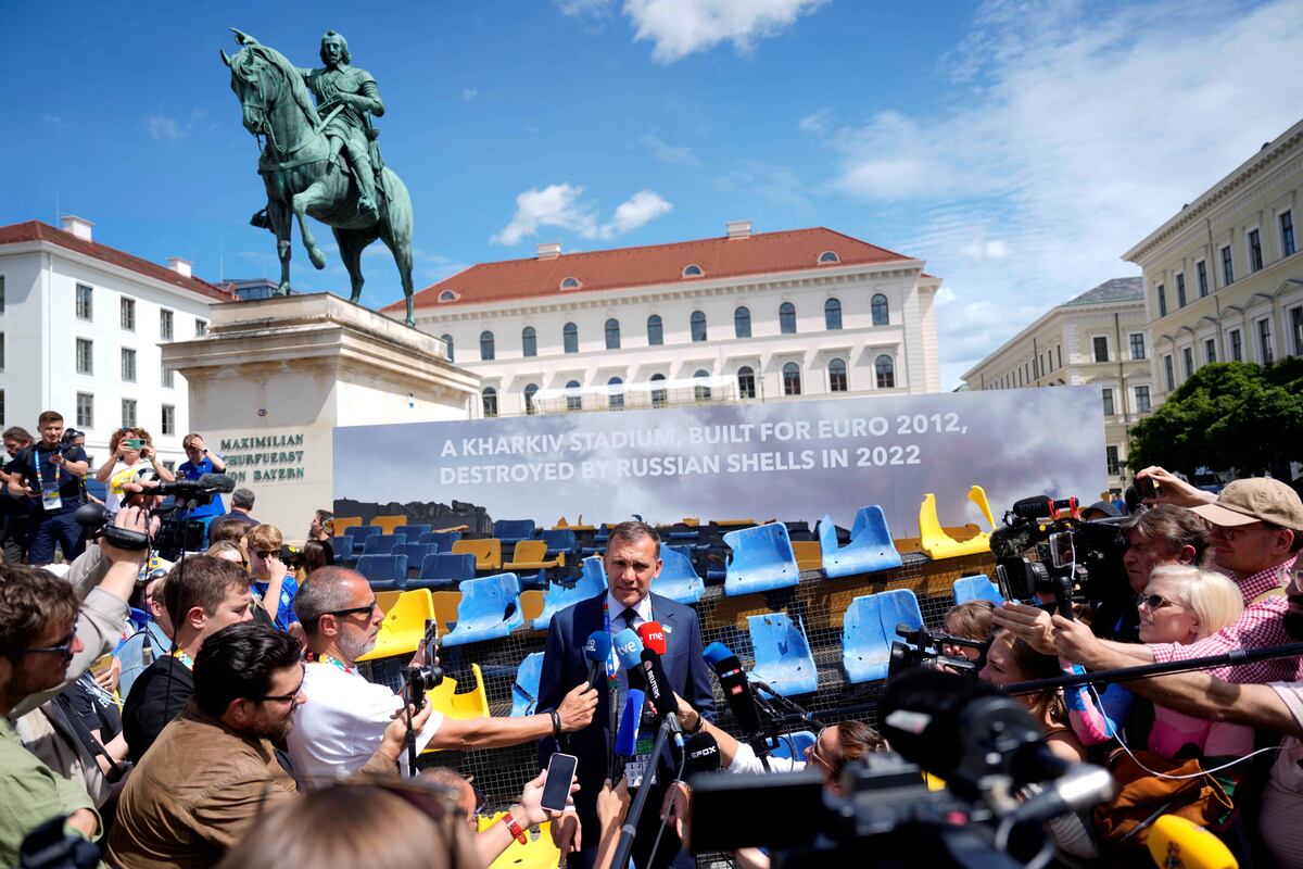 Andriy Shevchenko, presidente de la Federación Ucraniana, habló en conferencia de prensa antes del partido de su selección ante Rumania por el Grupo E de la Eurocopa 2024. Detrás del ex futbolista, una grada de un estadio destruido por un ataque ruso. (AP Photo/Ariel Schalit)