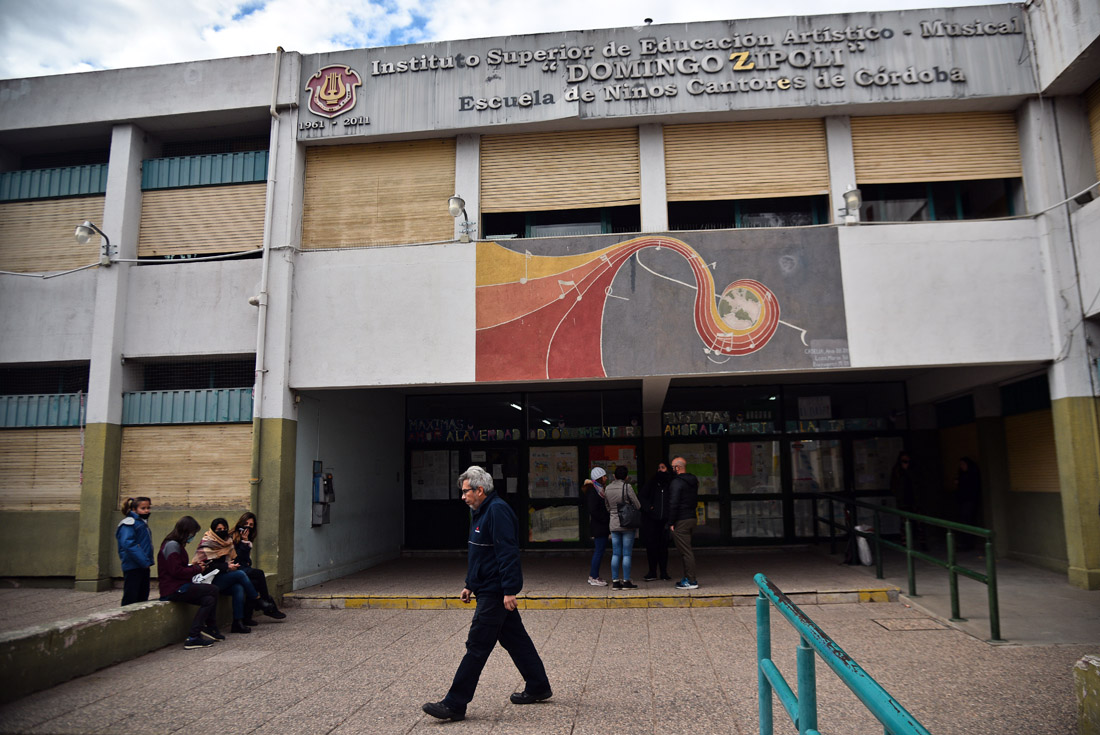 Colegio Domingo Zipoli, tomado por los estudiantes.
 (Pedro Castillo / La Voz)