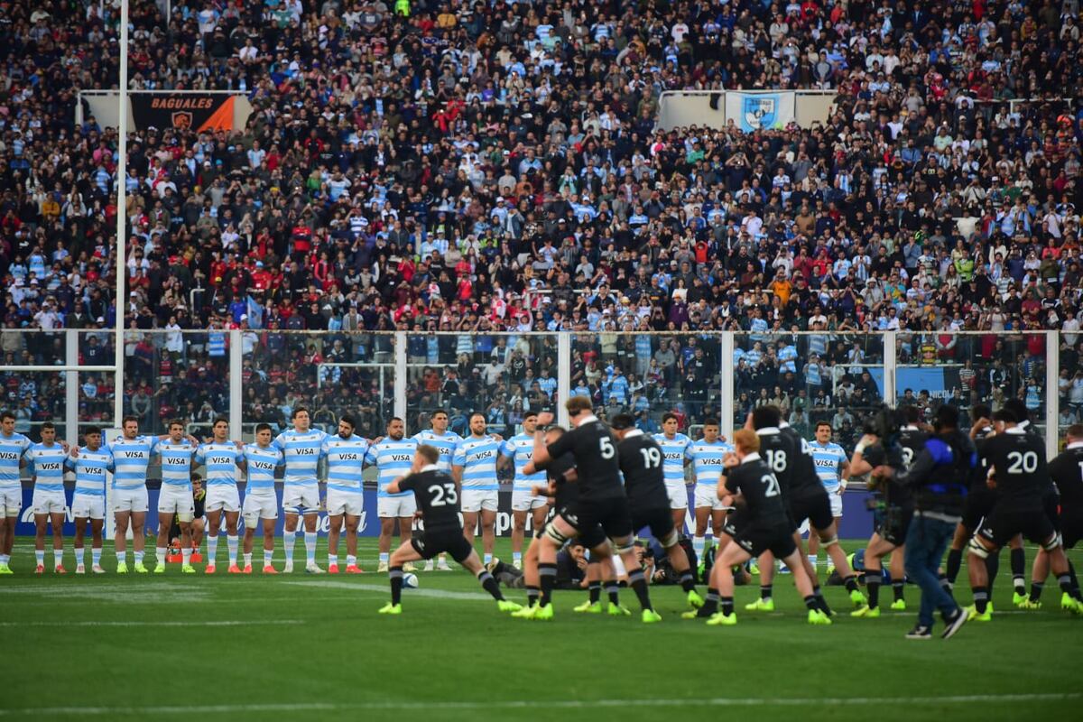 El momento del tradicional haka de All Blacks antes de enfrentar a Los Pumas en el estadio Mario Alberto Kempes. (Nicolás Bravo / La Voz)