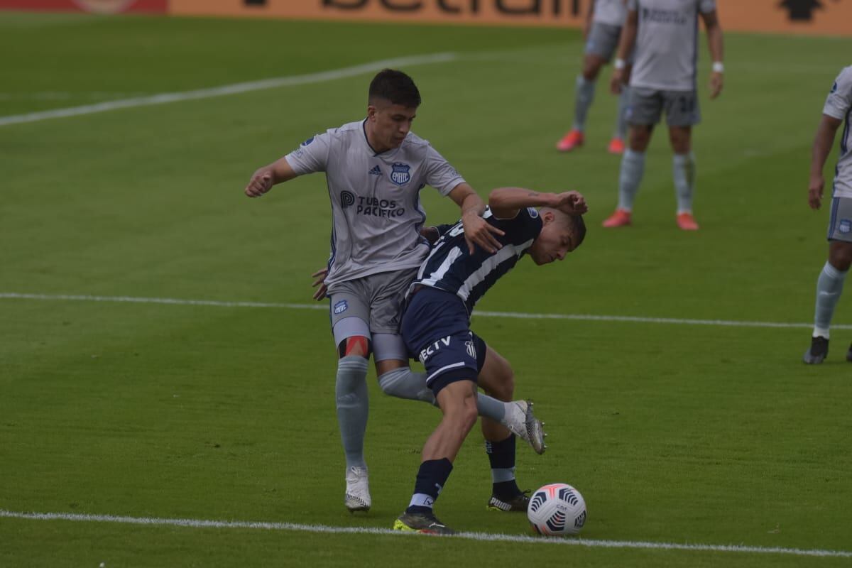 El Matador en escena ante el equipo de Ecuador, en el Mario Alberto Kempes. (Facundo Luque / La Voz).