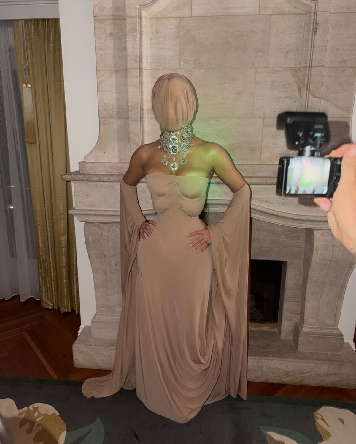 Kim Kardashian desafía la moda con un look nude integral y mascarilla: el impacto viral que revivió la polémica de 2021