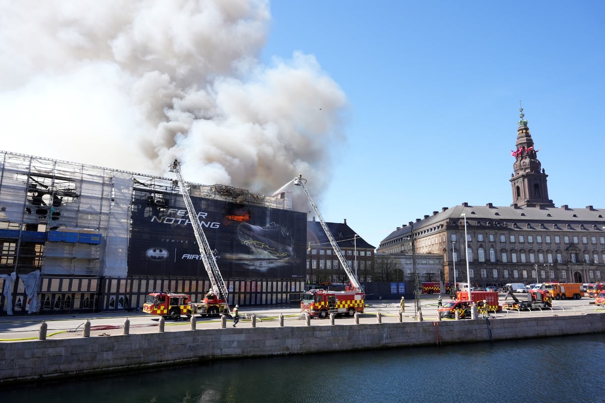 Dinamarca. Un incendio devasta el histórico edificio de la Bolsa de Copenhague (AP).