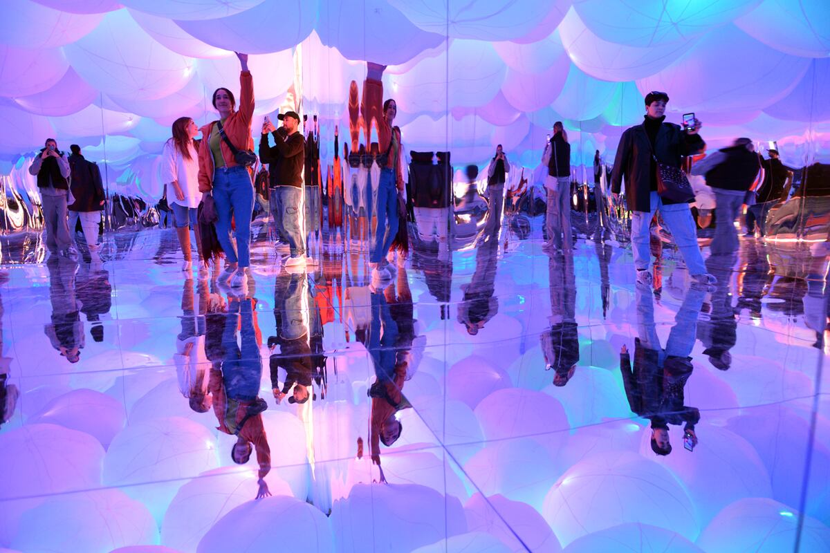 Blow up es un recorrido interactivo para la familia con la magia de las luces , los colores y las sensaciones del cuerpo. Foto Javier Ferreyra
