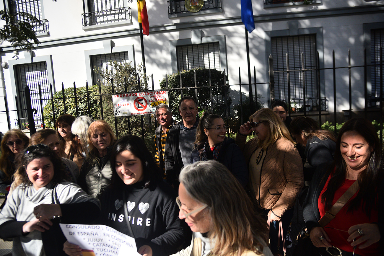 Protesta por la falta de respuestas a trámites de residencia en el Consulado de España Foto: (Pedro Castillo / La Voz)