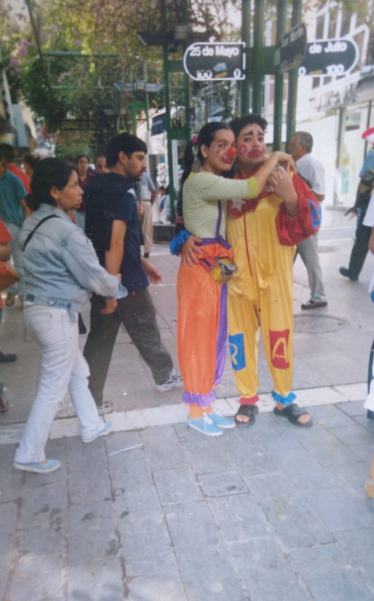 Rafael y su esposa, como payasos en la peatonal de Córdoba