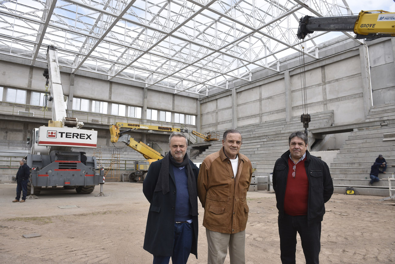 Felipe Lábaque y los arquitectos muestran el avance de obra del nuevo estadio de Atenas. (Ramiro Pereyra / La Voz)
