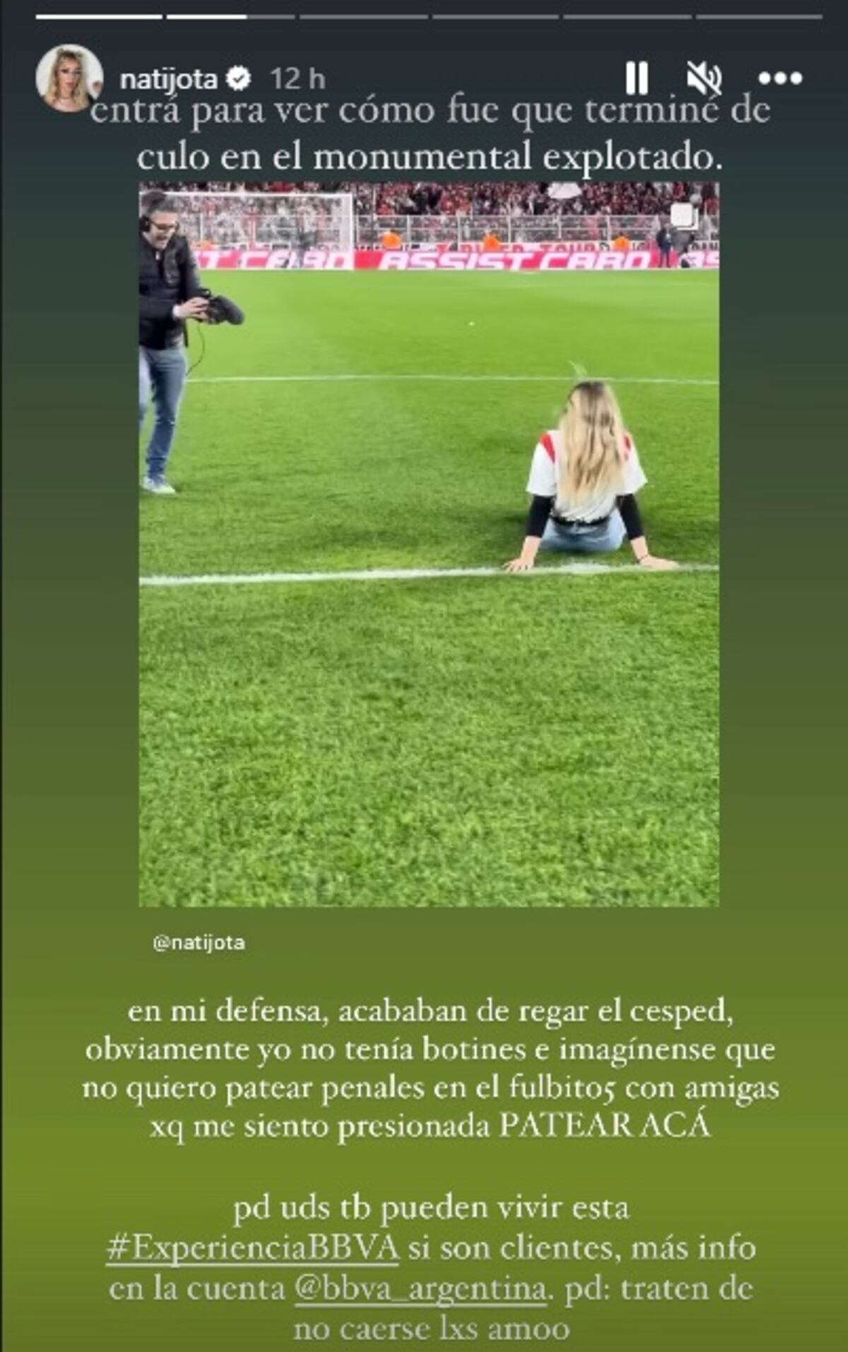 Nati Jota se cayó en medio del Monumental frente a cientos de hinchas (Captura de pantalla)