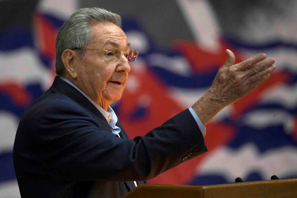 El líder cubano y exmandatario, Raúl Castro, anunció que renuncia como máximo dirigente del Partido Comunista de Cuba (PCC). El cargo lo ocupará el dirigente Miguel Díaz Canel.