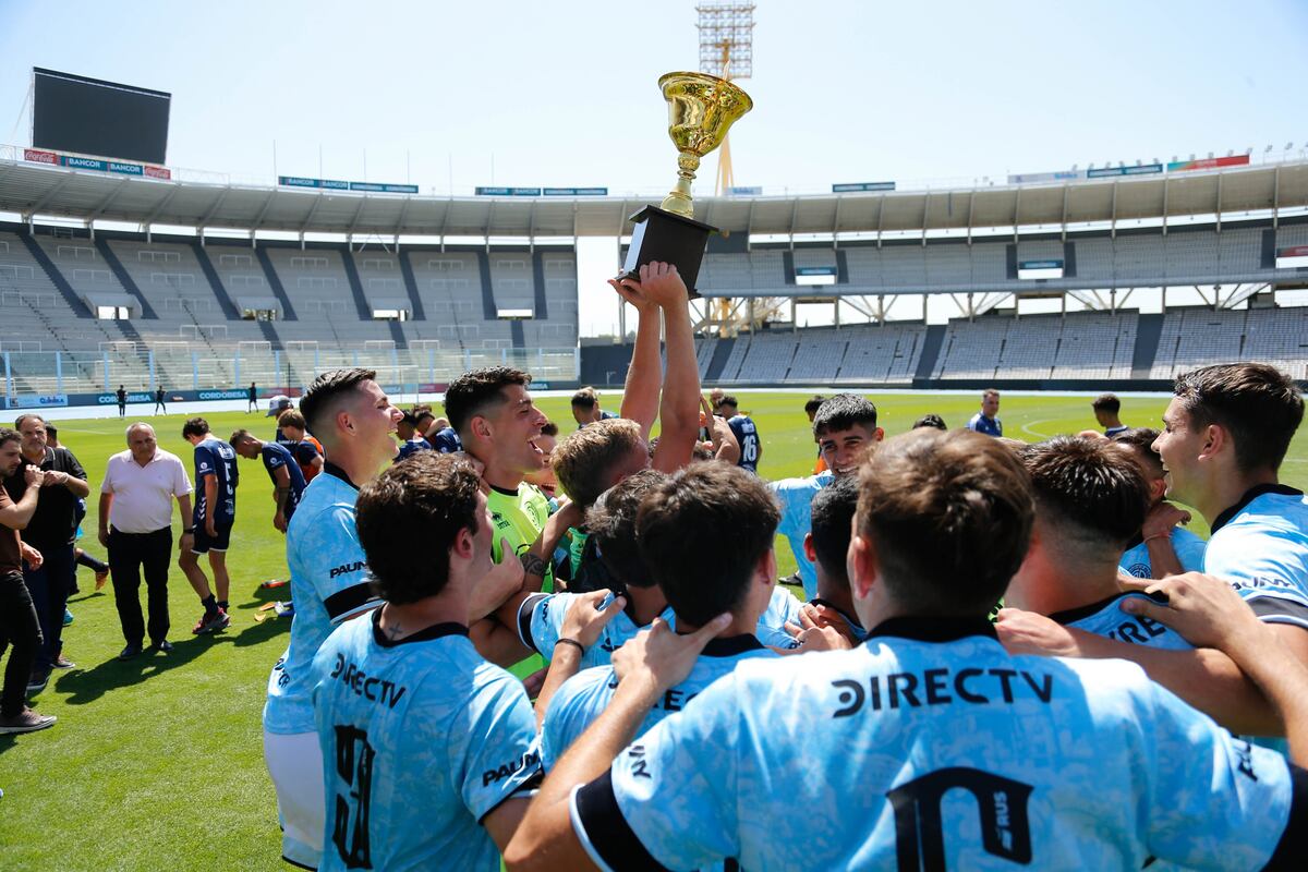 Festejo de la Cuarta División campeona 2022, le ganó 2 a 0 a Quilmes en el Kempes (Prensa Belgrano)