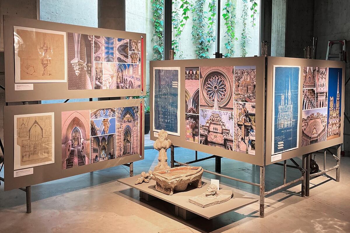 La exposición presenta planos originales de sus principales obras, detalles ornamentales y objetos personales que revelan su sensibilidad artística.
