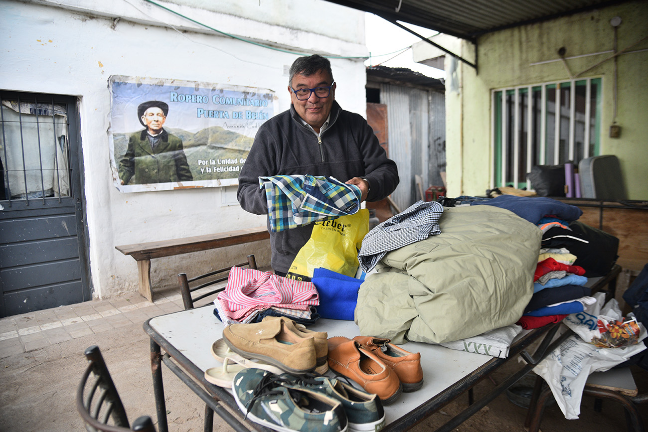 Alejandro Toranzo tiene un ropero comunitario, Puerta de Belén, en Barrio Estación Flores de la ciudad de Córdoba. (Pedro Castillo / La Voz)