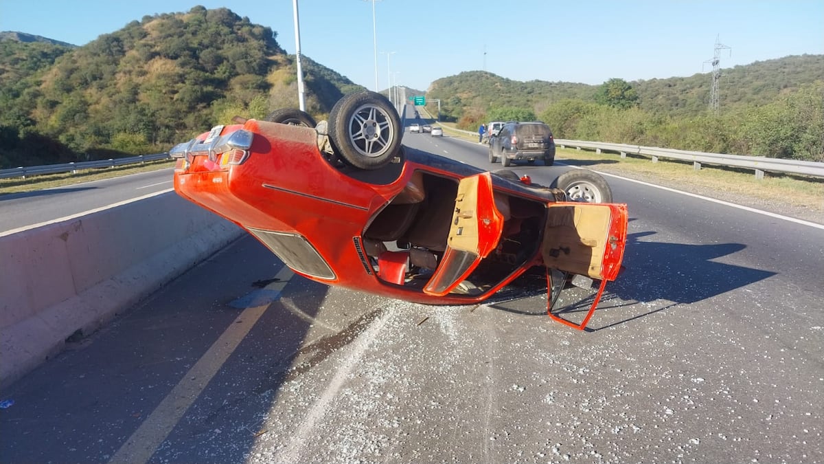 El auto que volcó. (Policía)