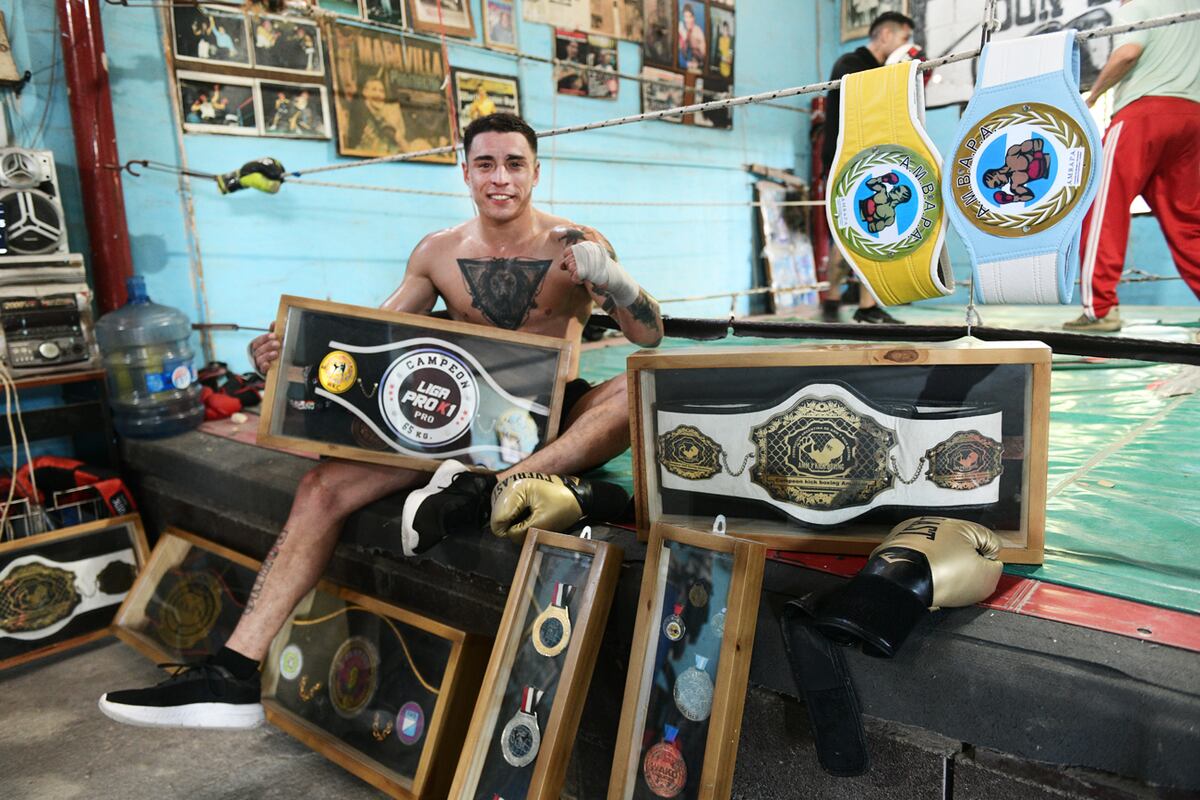 Agustín Sarfatti practica kick boxing en el gimnasio Don Luis de barrio San Lorenzo y es múltiple campeón. (Javier Ferreyra /La Voz)