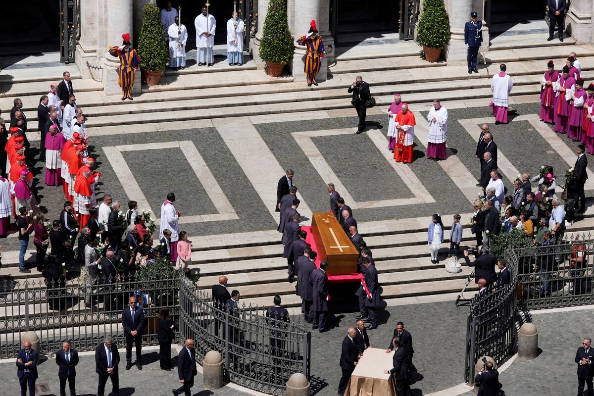 El féretro del Papa ingresando a la Basílica de Santa María la Mayor (AP)