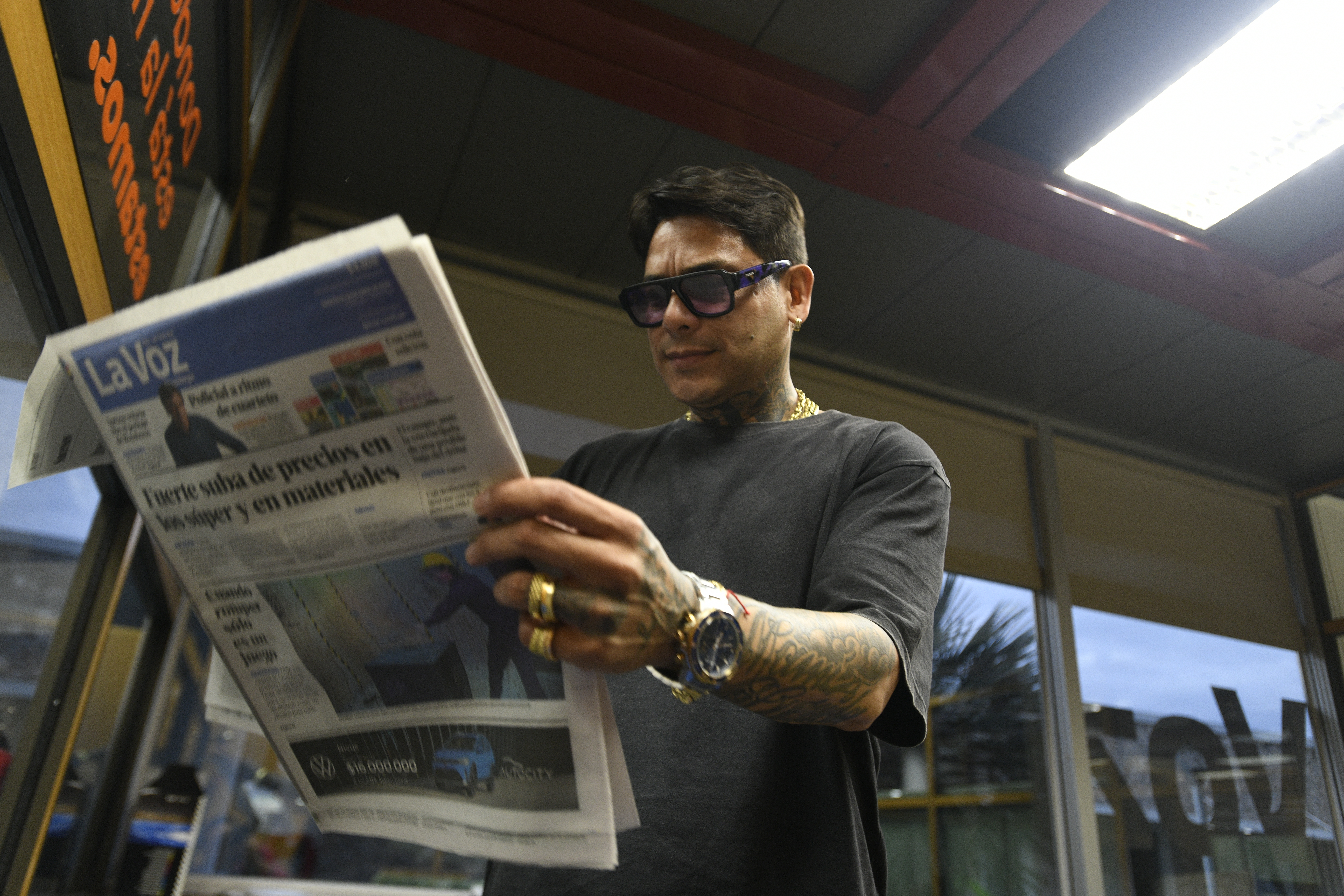 Uriel Lozano pasó por La Voz y recordó sus comienzos como canillita en el quiosco de diarios y revistas de su familia. (Javier Ferreyra/La Voz).