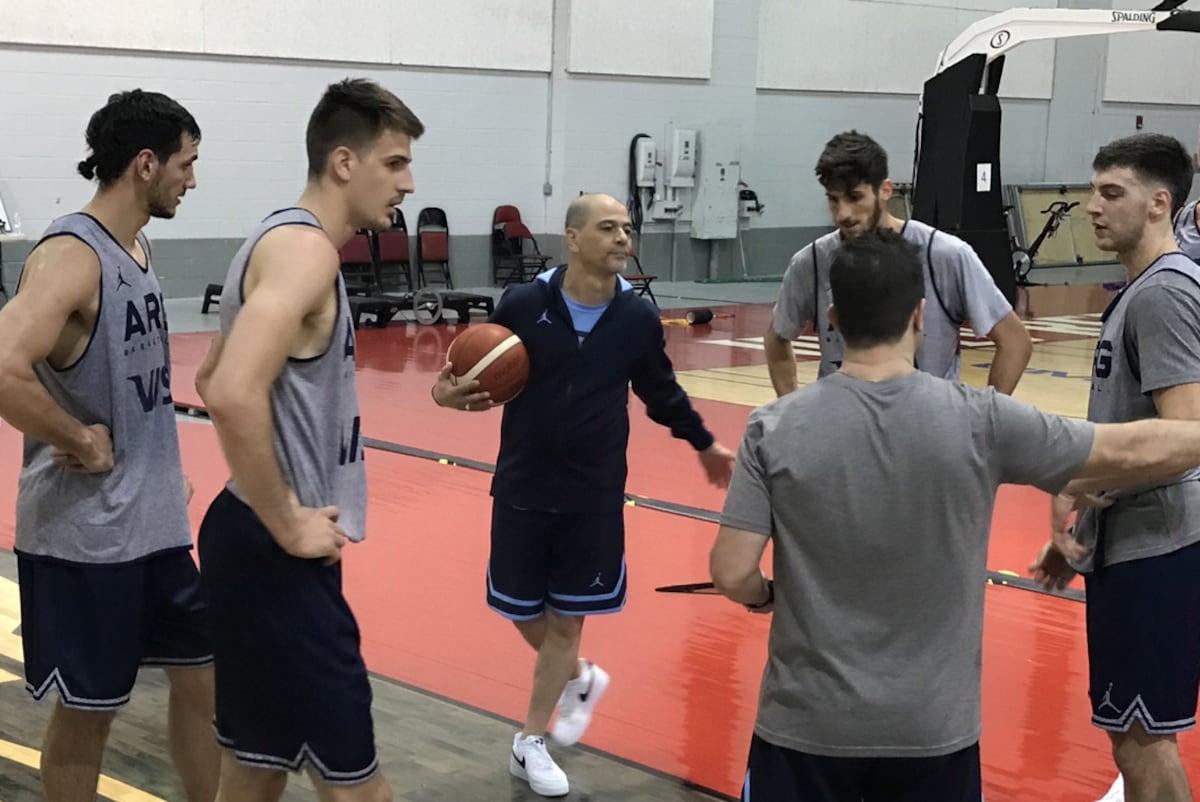 Leandro Bolmaro al lado del entrenador Sergio Hernández, escucha las indicaciones en la preparación de la selección. (Prensa Cabb)