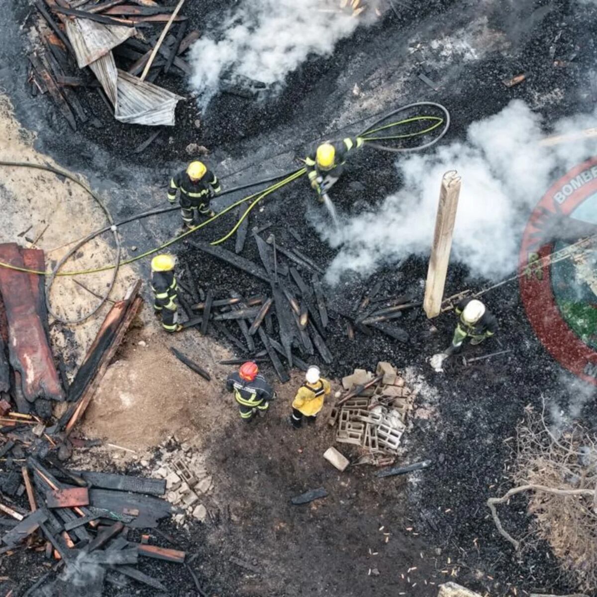 Impactante incendio en un aserradero en Villa Cura Brochero. (Foto gentileza Traslasierra Noticias)