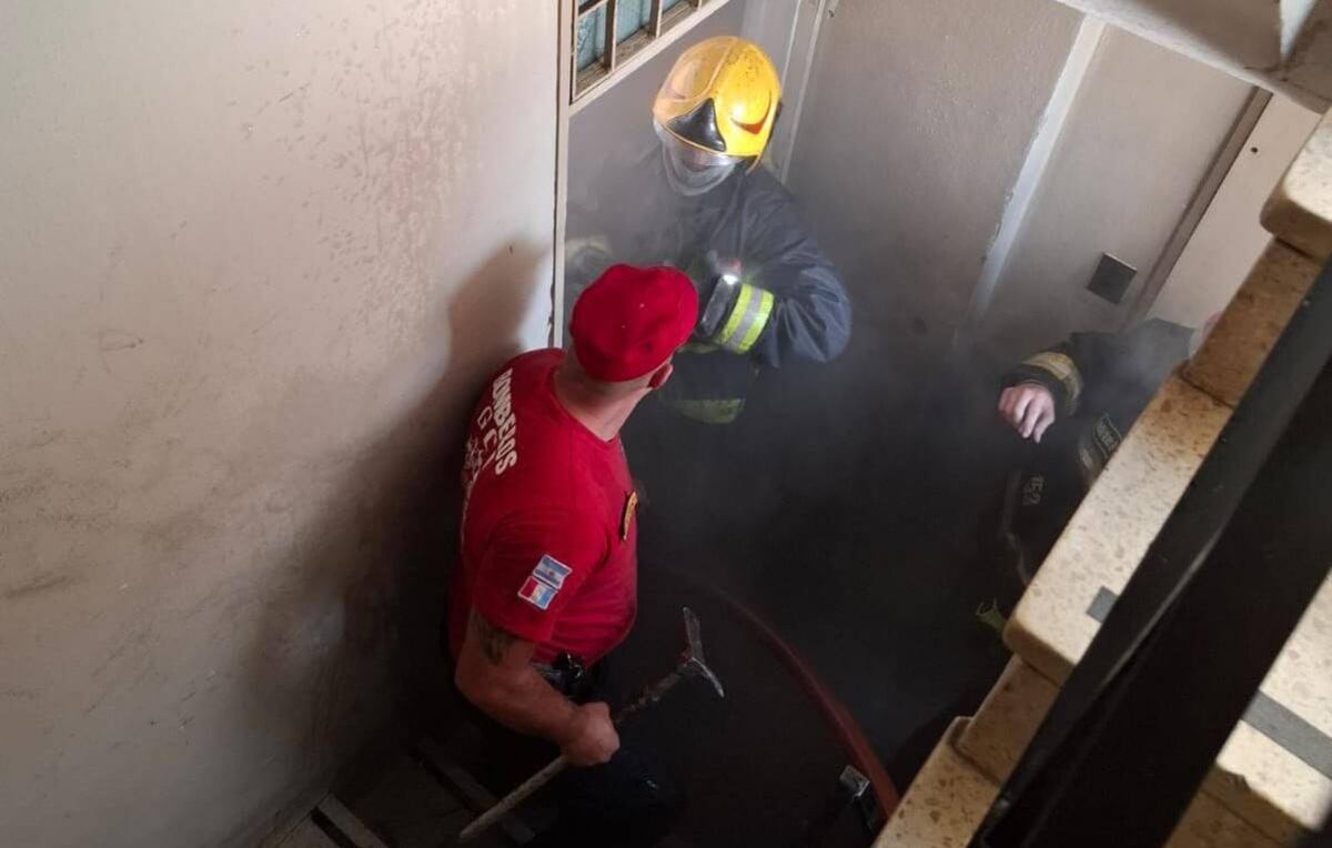 Tensión por el incendio en un edificio de departamentos en Nueva Córdoba. (Policía de Córdoba)