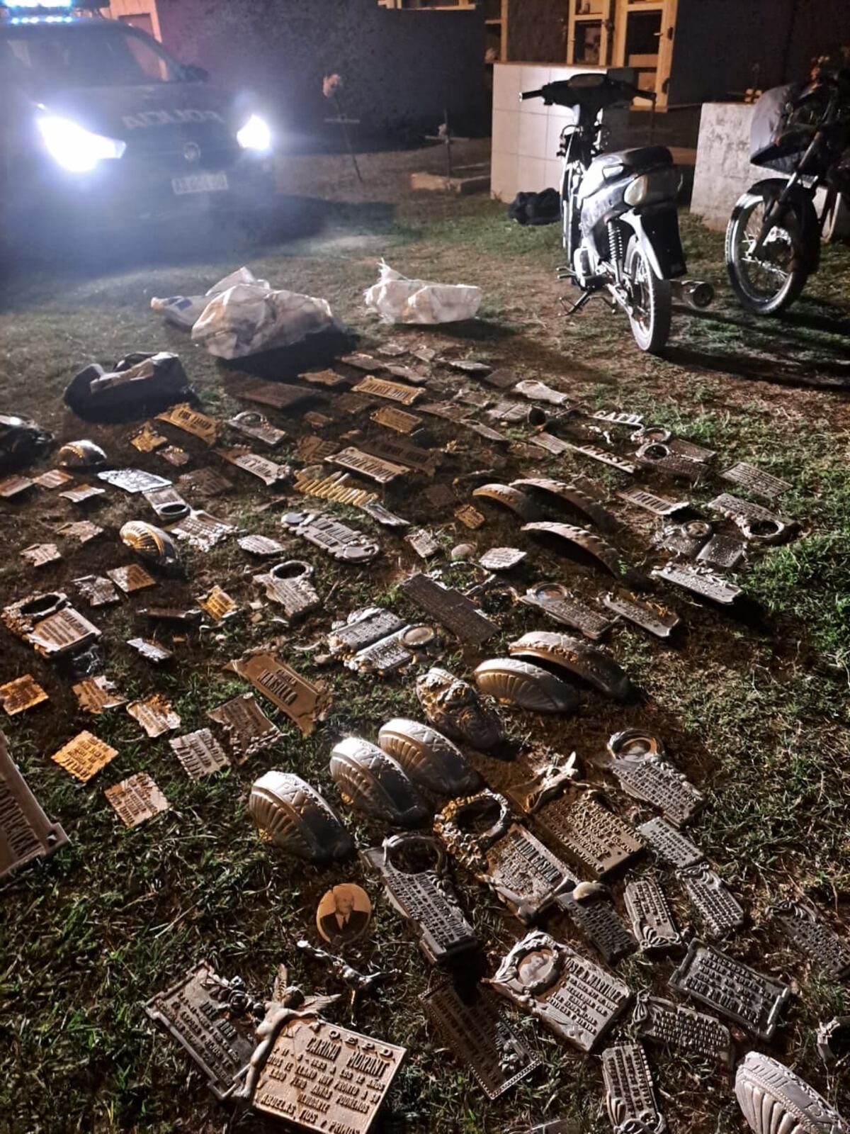 Operativo por robo de placas de bronce en el cementerio de Villa Nueva (Municipio)