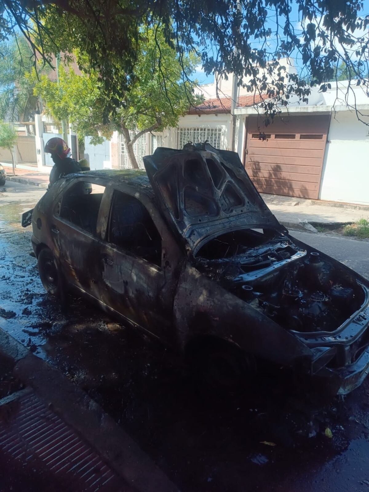 Se incendio un de automóvil en barrio Alto Alberdi: los bomberos sofocaron el fuego. (Policía de Córdoba)