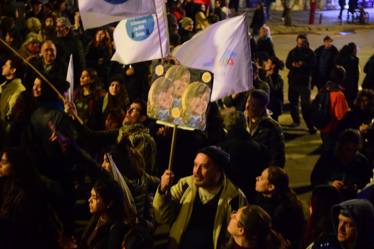 En la sede del PJ en Córdoba, militantes apoyaron a Cristina tras el fallo de la Corte. (José Gabriel Hernández / La Voz)